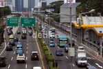 Lampu Sollar Cell Terangi Jalan Tol