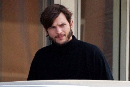 Ini Dia Wajah Ashton Kutcher Ketika Memerankan Steve Jobs
