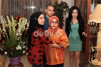 Pria berkepala plontos itu dan kakaknya nampak senang disambut hangat pihak keluarga Syahrini. Herianto Batubara/detikHot.