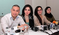 Dengan ramah, pasangan tersebut meladeni setiap pertanyaan dari awak media. Herianto Batubara/detikHot.