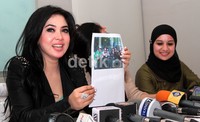 Syahrini menunjukkan foto kedekatannya dengan Bubu. Herianto Batubara/detikHot.