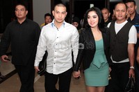 Bubu mengenakan kemeja lengan panjang berwarna putih dan celana panjang hitam. Herianto Batubara/detikHot.