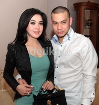 Sebuah cincin berlian pun menjadi tanda cinta Bubu ke pelantun hits Sesuatu itu. Herianto Batubara/detikHot.