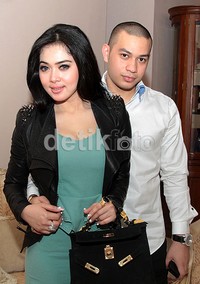 Syahrini berharap pria berkepala plontos itu bisa menjadi pelabuhan terakhir hatinya. Herianto Batubara/detikHot.