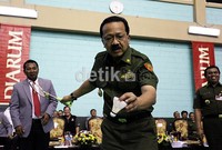 Gubernur DKI Jakarta Fauzi Bowo, secara simbolis melakukan serve shuttlecock, saat membuka laga Djarum Sirkuit Nasional (Djarum Sirnas) Jakarta 2012.