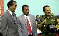 Foke (kanan), mengacungkan jempol usai menerima plakat dari Wakil Ketua II PB PBSI Gusti Made Oka (kiri), yang didampingi oleh Ketua PB PBSI Pengprov DKI Jakarta Icuk Sugiarto (tengah).