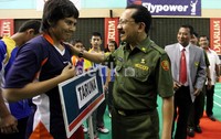Fauzi Bowo (kanan), memberikan selamat dan dukungan kepada para peserta turnamen Djarum Sirkuit Nasional (Djarum Sirnas) Jakarta 2012.
