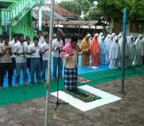 Pelajar Tuban Gelar Salat Gaib untuk Korban Sukhoi