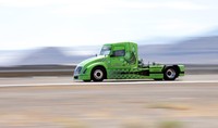 Truk Volvo bermesin hybrid yang dijuluki Mean Green itu berhasil menembus kecepatan 236,577 km per jam untuk flying kilometre dan 153,252 km/jam untuk standing kilometre. (dok Volvo).