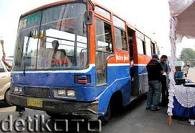 Metro Mini Tabrakan dengan Avanza di Putaran Permata Hijau