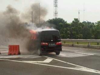  Mobil Terbakar di Bandara, Terminal I & II Macet Parah