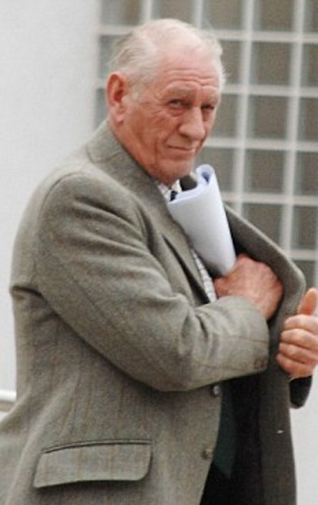 Tawari Tumpangan, Kakek Perkosa Wanita Bersuami di Dalam Mobil