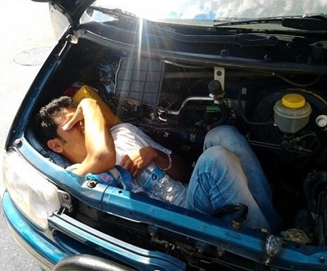 Pemuda Afghan 20 Jam Sembunyi dalam Kap Mobil Demi Menyusup ke Italia!