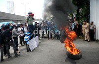 Dalam aksinya mahasiswa membakar ban bekas persis di depan pintu masuk kantor Kejati Sulsel, Selasa (15/5/2012).