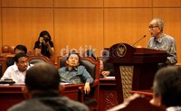 Daoed Jusuf menilai, sekolah berembel-embel internasional yang dalam beberapa mata pelajaran menggunakan bahasa Inggris sebagai bahasa pengantar resmi dianggap mengingkari sumpah pemuda. Dalam Sumpah Pemuda, kata Daoed, menyebutkan satu bahasa persatuan adalah bahasa Indonesia.