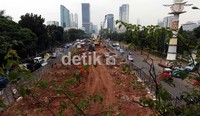 Terlihat pengerjaan pembangunan jalan layang tol Kampung Melayu-Tanah Abang, mulai diteruskan ke arah Jalan Tebet hingga Kampung Melayu