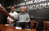 Komisioner Pemantauan Penyelidikan HAM Komnas HAM Johny Nelson Simanjuntak menerima berkas dan sejumlah barang bukti dari perwakilan gereja Aceh Singkil. Komnas HAM menyatakan akan mempelajari kasus tersebut dan sudah menghubungi tim di lapangan.