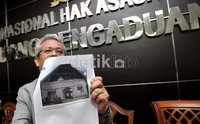 Jhony Nelson menunjukan gambar gereja yang disegel massa bersorban.