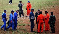 Tim SAR Rusia mengangkut logistik milik mereka.