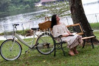 Asmirandah nampak melakoni sebuah adegan di pinggir danau. Gusmun/detikHot.