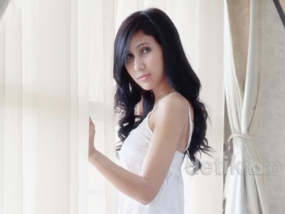 Dress Putih Menerawang Dewi Cinta