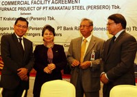 (Kiri-kanan) Direktur  Bisnis Kelembagaan dan BUMN PT Bank Rakyat Indonesia (Persero) Tbk, Asmawi Syam, Direktur Corporate Banking Bank Mandiri, Fransisca Nelwan Mok, Dirut PT Krakatau Steel (Persero)  Fazwar Bujang, dan Direktur Business Banking BNI, Krishna Suparto usai penandatanganan di Jakarta, Selasa (15/5). (dok BRI)