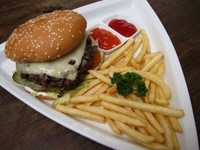 Supersize Black Angus Burger ini adalah menu baru andalan Pastis. Burger seberat 300 gram ini berisi 200 gram black angus beef plus emmental cheese di atasnya. Disajikan dengan kentang goreng renyah, wuih, siap-siap kekenyangan!