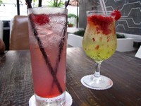 Shirley Temple jadi pilihan yang pas buat membilas lidah. Atau jika ingin yang asam - asam segar, Kiwi Berry harus dicoba. Berisi potongan buah kiwi dan berry yang menyegarkan. Slurp!