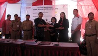 Head of Corporate Communication AHM Kristanto dan Kepala Sekolah SMK Kencana 1, Kukuh Nurani saling menukar memo kerja sama AHM dan SMK. Program ini merupakan program kedua AHM dalam dunia pendidikan setelah program Etika Berlalu Lintas (Safety Riding) sejak 2010.