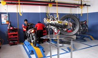 Mesin motor Honda siap dibongkar anak-anak SMK.