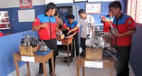 Siswa SMK Kencana tengah belajar seputar mesin motor.