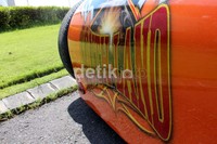 Body mobil pun dibuat juga dari Dodge Pick Up 1955 yang lebarnya dikurangi 20 cm dan tingginya dikurangi 50 cm. Tubuh itu lalu dilabur cat kombinasi warna orange-hitam yang mencolok. Syubhan Akib/detikOto.