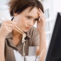 Makan Siang di Meja Kerja Berisiko Kena Penggumpalan Darah