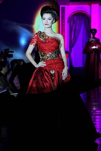 Raden Sirait Syukur Tiada Akhir, Bahagia Tiada Ujung. Jakarta Fashion & Food Festival 2012 at Ballroom Hotel Harris. Kelapa Gading. Jakarta. [Foto: Mohammad Abduh/Wolipop]