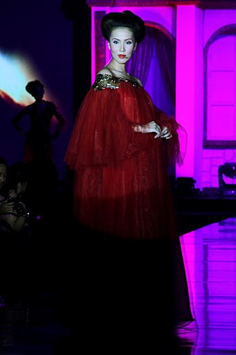 Raden Sirait Syukur Tiada Akhir, Bahagia Tiada Ujung. Jakarta Fashion & Food Festival 2012 at Ballroom Hotel Harris. Kelapa Gading. Jakarta. [Foto: Mohammad Abduh/Wolipop]