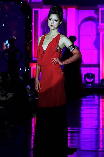 Raden Sirait Syukur Tiada Akhir, Bahagia Tiada Ujung. Jakarta Fashion & Food Festival 2012 at Ballroom Hotel Harris. Kelapa Gading. Jakarta. [Foto: Mohammad Abduh/Wolipop]