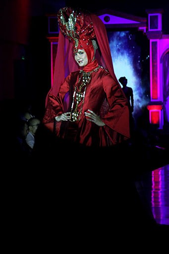 Raden Sirait Syukur Tiada Akhir, Bahagia Tiada Ujung. Jakarta Fashion & Food Festival 2012 at Ballroom Hotel Harris. Kelapa Gading. Jakarta. [Foto: Mohammad Abduh/Wolipop]