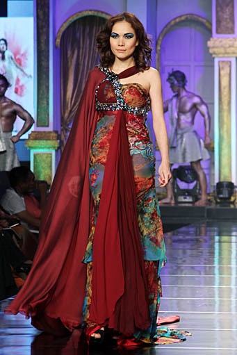 Raden Sirait Syukur Tiada Akhir, Bahagia Tiada Ujung. Jakarta Fashion & Food Festival 2012 at Ballroom Hotel Harris. Kelapa Gading. Jakarta. [Foto: Mohammad Abduh/Wolipop]