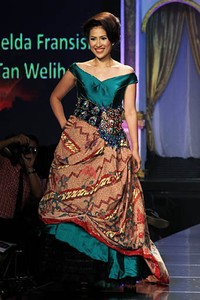 Raden Sirait Syukur Tiada Akhir, Bahagia Tiada Ujung. Jakarta Fashion & Food Festival 2012 at Ballroom Hotel Harris. Kelapa Gading. Jakarta. [Foto: Mohammad Abduh/Wolipop]