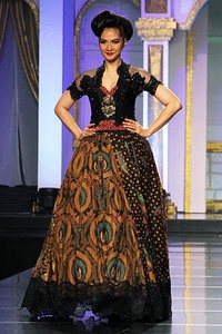 Raden Sirait Syukur Tiada Akhir, Bahagia Tiada Ujung. Jakarta Fashion & Food Festival 2012 at Ballroom Hotel Harris. Kelapa Gading. Jakarta. [Foto: Mohammad Abduh/Wolipop]