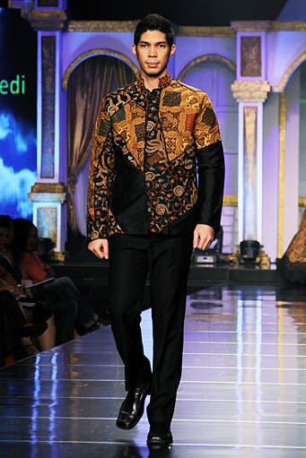 Raden Sirait Syukur Tiada Akhir, Bahagia Tiada Ujung. Jakarta Fashion & Food Festival 2012 at Ballroom Hotel Harris. Kelapa Gading. Jakarta. [Foto: Mohammad Abduh/Wolipop]