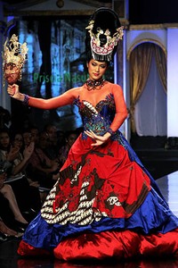 Raden Sirait Syukur Tiada Akhir, Bahagia Tiada Ujung. Jakarta Fashion & Food Festival 2012 at Ballroom Hotel Harris. Kelapa Gading. Jakarta. [Foto: Mohammad Abduh/Wolipop]