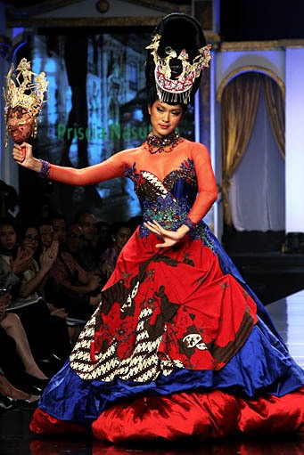 Raden Sirait Syukur Tiada Akhir, Bahagia Tiada Ujung. Jakarta Fashion & Food Festival 2012 at Ballroom Hotel Harris. Kelapa Gading. Jakarta. [Foto: Mohammad Abduh/Wolipop]