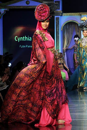 Raden Sirait Syukur Tiada Akhir, Bahagia Tiada Ujung. Jakarta Fashion & Food Festival 2012 at Ballroom Hotel Harris. Kelapa Gading. Jakarta. [Foto: Mohammad Abduh/Wolipop]