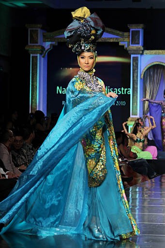 Raden Sirait Syukur Tiada Akhir, Bahagia Tiada Ujung. Jakarta Fashion & Food Festival 2012 at Ballroom Hotel Harris. Kelapa Gading. Jakarta. [Foto: Mohammad Abduh/Wolipop]