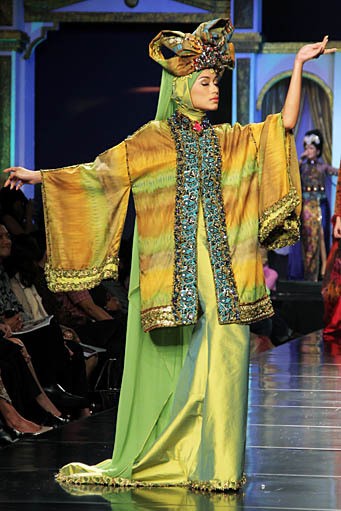 Raden Sirait Syukur Tiada Akhir, Bahagia Tiada Ujung. Jakarta Fashion & Food Festival 2012 at Ballroom Hotel Harris. Kelapa Gading. Jakarta. [Foto: Mohammad Abduh/Wolipop]