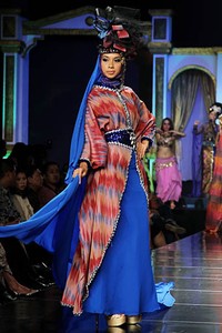 Raden Sirait Syukur Tiada Akhir, Bahagia Tiada Ujung. Jakarta Fashion & Food Festival 2012 at Ballroom Hotel Harris. Kelapa Gading. Jakarta. [Foto: Mohammad Abduh/Wolipop]