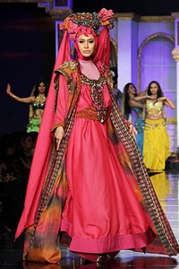 Raden Sirait Syukur Tiada Akhir, Bahagia Tiada Ujung. Jakarta Fashion & Food Festival 2012 at Ballroom Hotel Harris. Kelapa Gading. Jakarta. [Foto: Mohammad Abduh/Wolipop]