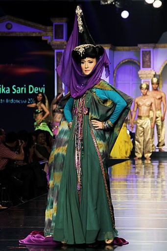 Raden Sirait Syukur Tiada Akhir, Bahagia Tiada Ujung. Jakarta Fashion & Food Festival 2012 at Ballroom Hotel Harris. Kelapa Gading. Jakarta. [Foto: Mohammad Abduh/Wolipop]