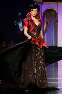 Raden Sirait Syukur Tiada Akhir, Bahagia Tiada Ujung. Jakarta Fashion & Food Festival 2012 at Ballroom Hotel Harris. Kelapa Gading. Jakarta. [Foto: Mohammad Abduh/Wolipop]